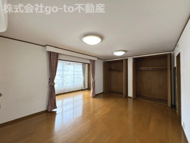 2階洋室。たっぷり収納できます！