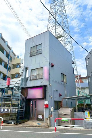 駅からのアクセス良好。コンパクトながらも住居スペースがしっかり確保された3階建ての建物です。