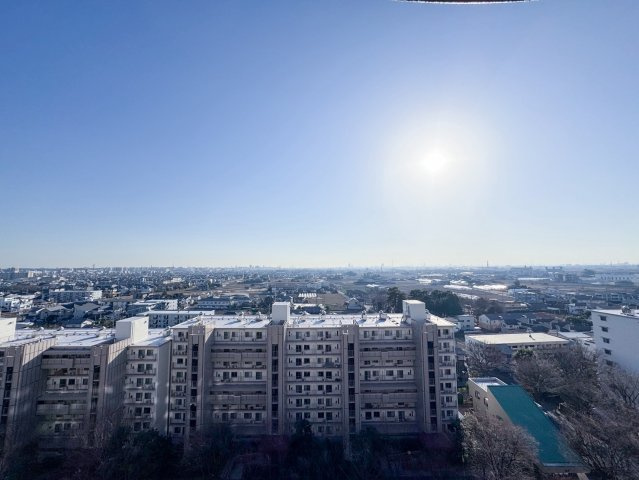 空が広く感じるパノラマ。時間帯で表情が変わる街並みを堪能できます