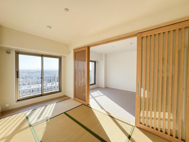 格子戸で程よく仕切れる和空間。リビングと一体で広々使えます