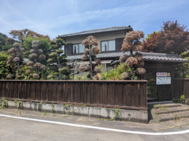 敷地のすべてが道路に面しており、隣地との圧迫感のない暮らしができそうです