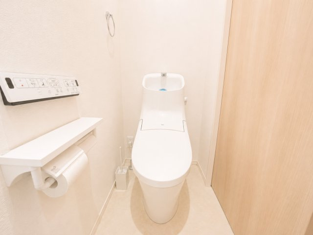 温水洗浄便座付きのトイレは、白を基調とした清潔感のある空間です。窓付きのため換気もしやすく、明るさを感じられる点も魅力。シンプルで使いやすいデザインとなっており、毎日快適にご利用いただけます。
