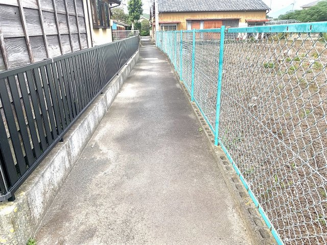 前面道路含む現地写真です