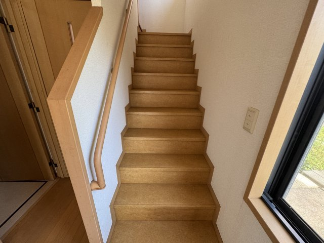 階段は手すりもございます