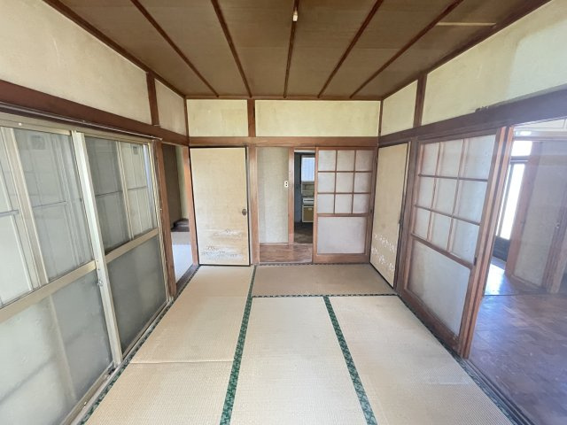 1階ダイニングキッチン横の6帖和室です。陽が良く差し込むため室内明るいです。