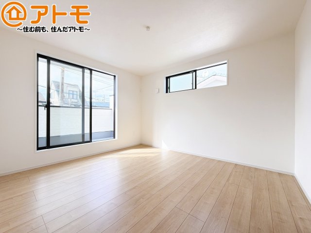 バルコニーに面したお部屋なので、布団などの大きなものも楽々干せます♪