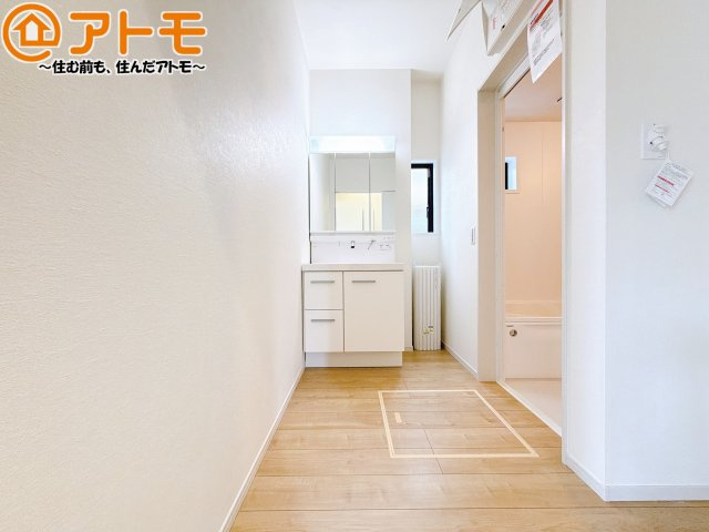 三面鏡の中は収納になっているため、スッキリとした洗面台を保つことができます♪