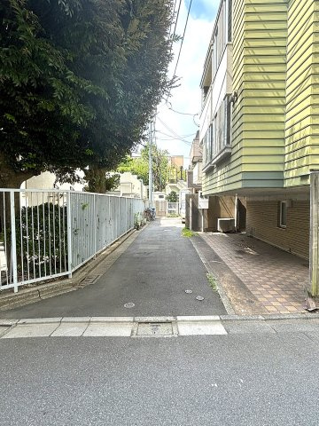 日比谷線「広尾」駅から徒歩約8分、陽当たりの良い南東角地です。