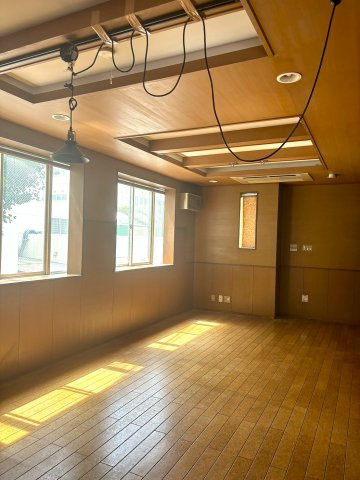 2階LDK（約14.0帖）開口部が多く明るい住空間です。