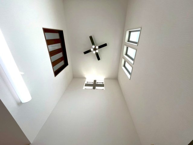 2階と繋がっていない吹き抜けなので、冬でもリビングが寒くありません＾＾