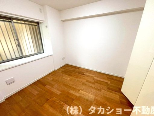 落ち着いて過ごせるお部屋なので、寝室にいかがでしょうか