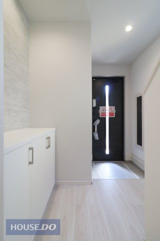 【玄関】ゆったりと明るい玄関がご家族や来客をお出迎え。機能的な大型シューズボックスは長物もしっかりと収納できます。