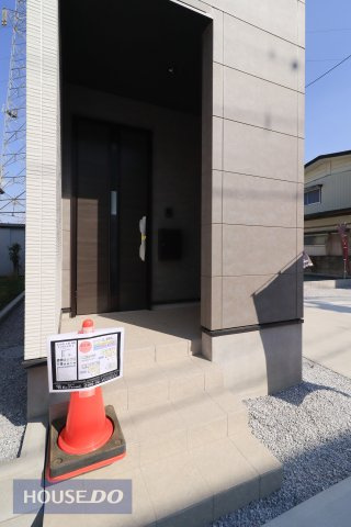 【エントランス】ゆったりとした玄関。奥行きのあるポーチで雨の日も安心です。