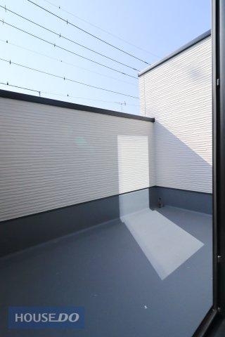【バルコニー】広々バルコニーでお布団や洗濯物がたくさん干せるだけでなく、周囲の視線を気にせずにプライベートな時間を過ごすリラックス空間としても使えますね♪