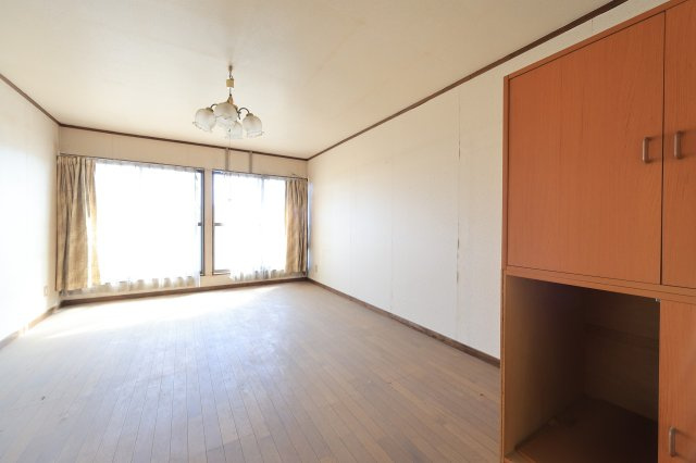 家具配置がしやすいフラットな壁面、大型のワードローブも自由に配置可能