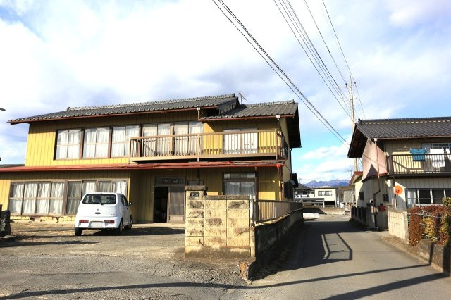 前面道路は視界が開けており、車両の出し入れや荷物の搬入もスムーズです。
