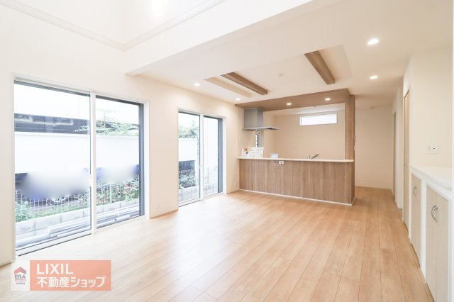 【リビングダイニング】家族団らんの空間は大きい窓で明るく風通しの良い快適な空間となっています。