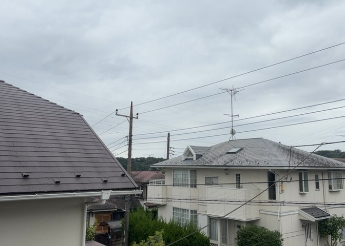 高台や平坦地が広がる八王子市南陽台の静かな街並みを見渡せる展望です。前面に遮るものがなく、心地よい風と陽光が室内に届きます。季節の移ろいを感じながら、ゆったりとした眺望をお楽しみいただけます。