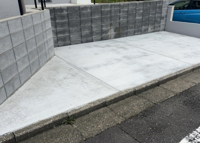 敷地内にはカースペースがあり、お車を2台駐車することが可能です。ゆったりとした平面駐車場になっているため、出入りもしやすく、ご夫婦でそれぞれお車をお持ちのご家庭でも安心してご活用いただけます。