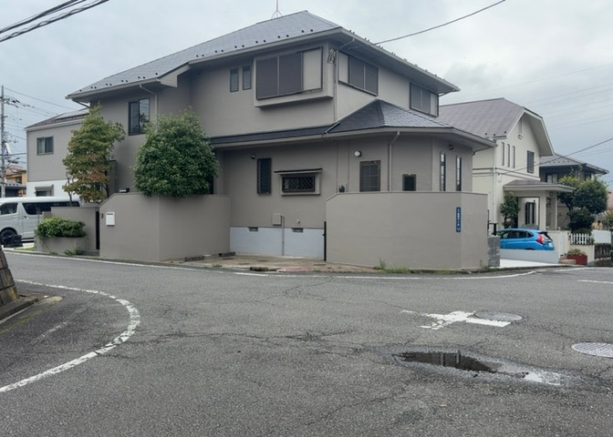 北西側の前面道路は幅員6．0ｍの公道となっており、車のすれ違いもスムーズに行えます。閑静な住宅街の中に位置しているため交通量も落ち着いており、大きな車の駐車や出し入れもストレスなく行えます。