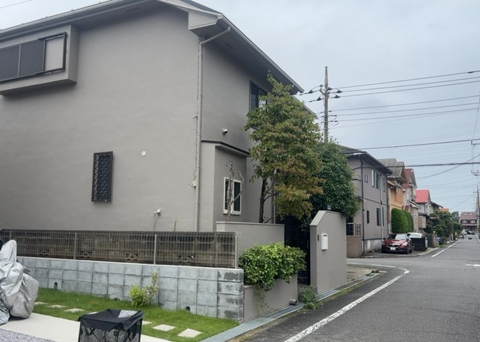 前面道路は6ｍの広さがある平坦地に位置しており、徒歩や自転車での移動も快適です。周囲は第一種低層住居専用地域に指定された落ち着いた街並みで、子育て世帯にも暮らしやすい安心の環境が整っています。