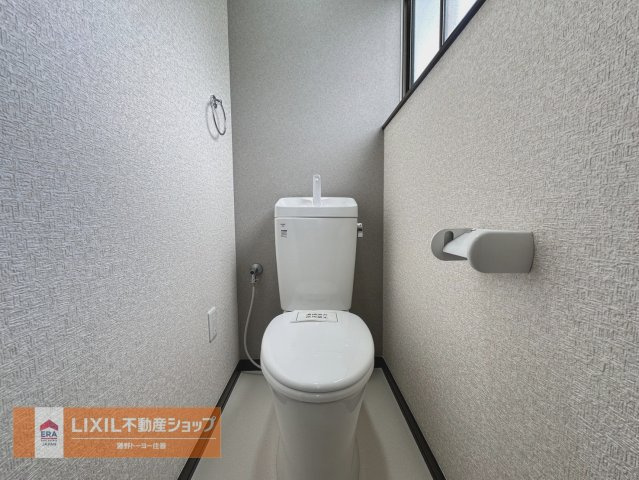 1.2階トイレございます。白を基調にしたトイレは清潔感がありますね。