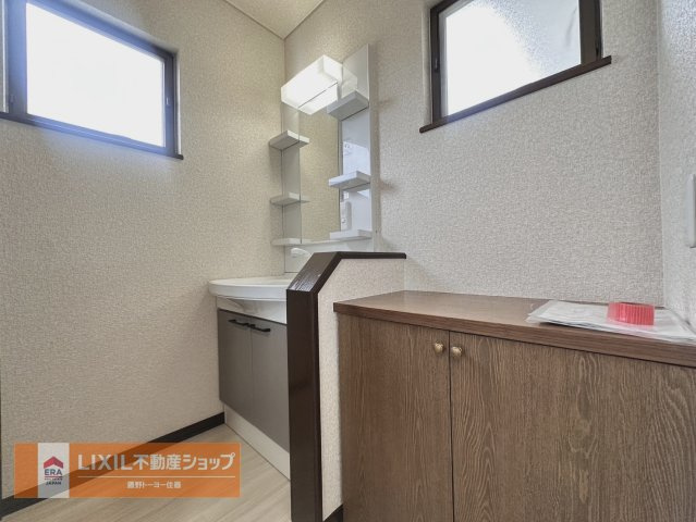 2階には洗面台がございます。朝の忙しい時間も待たずに済みますね。