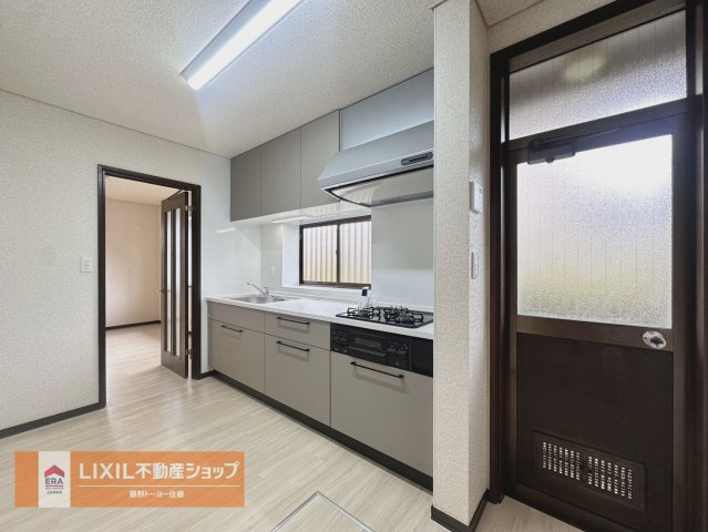 キッチンには勝手口がございます。ゴミ出しなども楽ですね。広々なキッチン。家族と一緒にお料理も楽しめます。