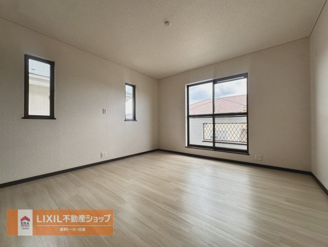 2面採光の明るい洋室。自分時間もお部屋でのんびり過ごせます。