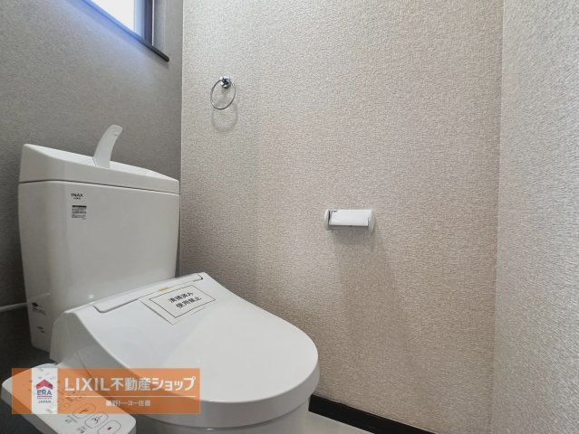 1階トイレはウォシュレット付き。