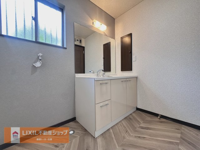 大容量サイズの洗面台。収納もしっかりございます。洗面所も広くお子様をお風呂に入れたりするのに良いですね。