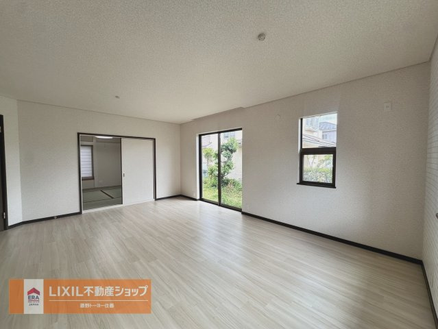 大きな窓からたっぷりの日差しが入り込む明るいLDK。