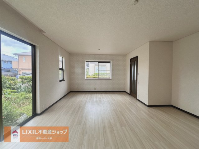2面採光の明るいLDK。大きな窓からは広々なお庭が眺められます。