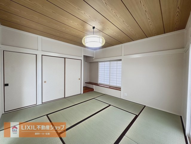 和室には大きな押入もございます。季節のお布団などもしっかり収納できます。