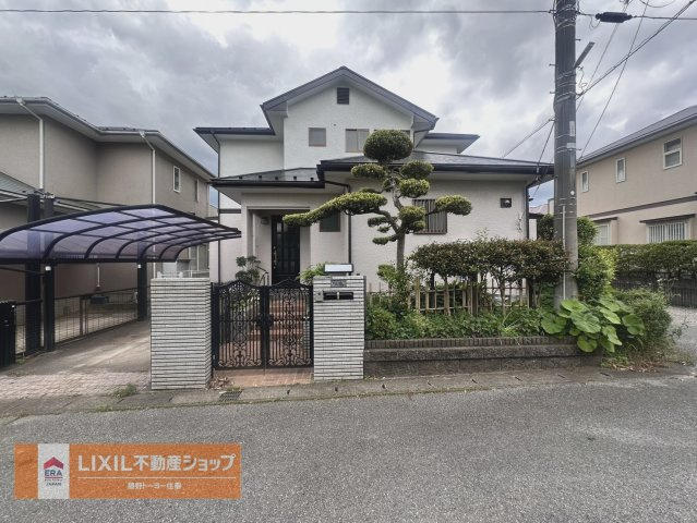 緑豊かな住宅街。家の前には散歩できる道があります。