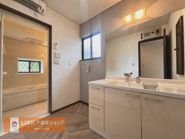大きな洗面台は収納もしっかりあるので細々した化粧品などもしっかり収納できます。小窓もあるので換気もしっかりできます。