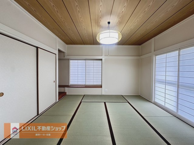 LDKの横には広々な和室。来客用のお部屋にもいいです！