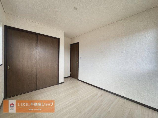 全室南向きの明るい間取り。2面採光の明るい洋室。収納もあるのでお部屋を広く利用できます。　