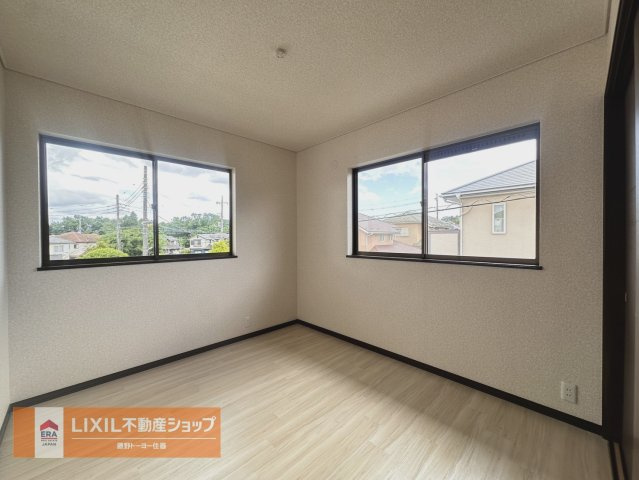 腰窓のお部屋は家具の配置がしやすくなっています。