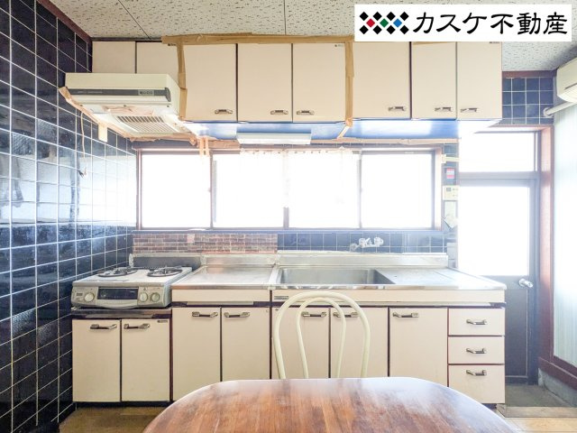 窓からの換気がスムーズに行えるキッチン環境は、料理の匂いもこもりにくく清潔。上下の収納棚には調理器具もたっぷり収まり、すっきりとした空間を維持できます。広めのシンクで洗い物もストレスなくこなせます。　
