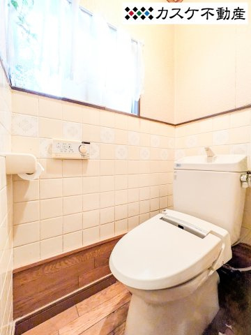 洗浄便座付きで快適に使えるトイレです。やさしい色合いの壁タイルが、レトロで落ち着く空間を演出。明るい光が差し込む窓があり、気になるニオイがこもりにくく換気もしっかり行えます。