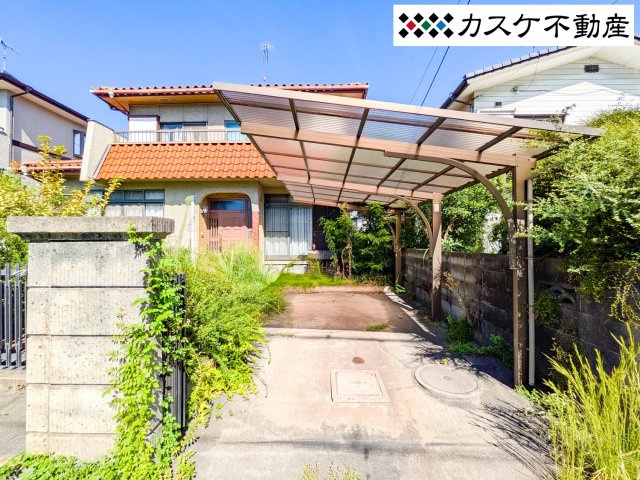 視界が開けた明るい駐車エリア。交通量が少ない住宅街のため、落ち着いてバック駐車や荷物の積み下ろしが行えます。自転車やバイクを置くゆとりもあり、アウトドア派のご家族にも嬉しい使い勝手の良い空間です。　