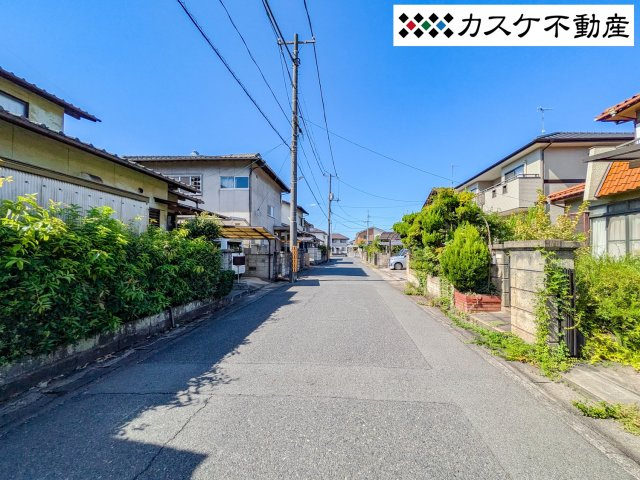 幅員5.8ｍのゆとりある前面道路は、車同士の離合もスムーズで運転に自信がない方も安心です。整備された歩道が広がり、お子様との散歩も安全。交通量が少なく静かな環境が、穏やかな日々の暮らしを守ります。　