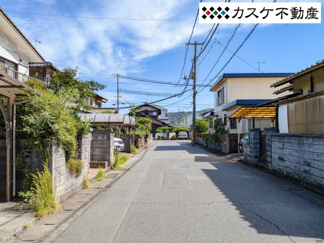 住宅街ならではの落ち着いた雰囲気の前面道路。歩道がフラットで歩きやすく、近隣の商業施設や学校へも軽快にアクセスできます。　