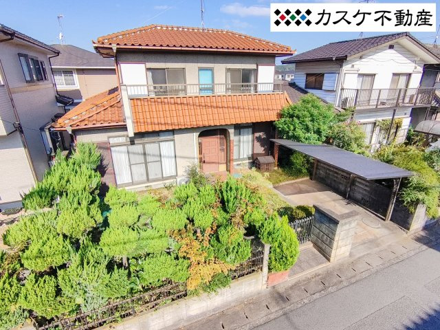 南道路に面した明るい外観。5.8ｍの前面道路は開放感があり、毎日の車出しもストレスなく行えます。カーポート付きで大切な愛車を雨から守り、将来的な駐車スペース拡張も検討可能！　