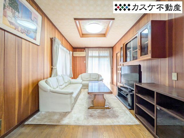 温かな光が部屋の奥まで届くリビングは、冬場もポカポカと暖かく過ごせます。隣接する和室を開放すれば、さらに広々とした大空間に。季節の移ろいを窓越しに感じながら、穏やかな家族時間を育める場所です。　
