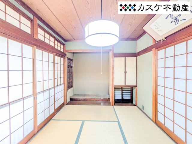 1階の和室は床の間や天袋を備えた本格的な造りで、客間としてはもちろん、日常の寛ぎの場としても最適。南向きの窓から柔らかな陽光が差し込み、畳の香りに包まれながら穏やかな午後のひとときを過ごせます。　