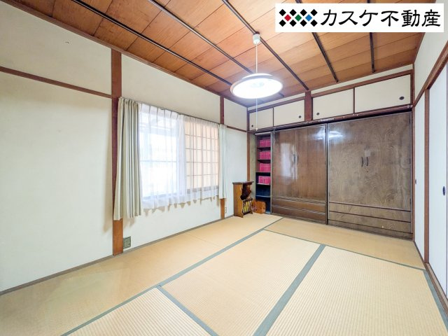リビングと隣接しているため、家族の気配を感じながらも静かに読書や昼寝を楽しめます。窓からの通風も良好で、夏場も涼やかに過ごせる快適な一室。　