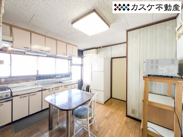 食卓への配膳がしやすい配置のキッチン。朝の忙しい時間も家族とコミュニケーションを取りながら準備が進みます。シンプルで使い勝手の良い設備は、お好みの棚を置いて自分らしくカスタマイズする楽しみも。　