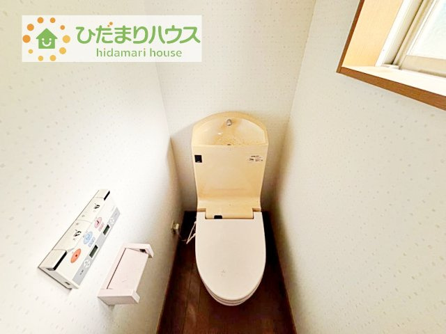 小窓が付いているので、トイレも明るい空間になっております♪